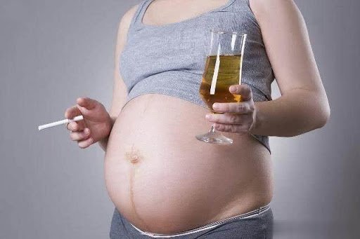 Mang thai uống rượu hút thuốc