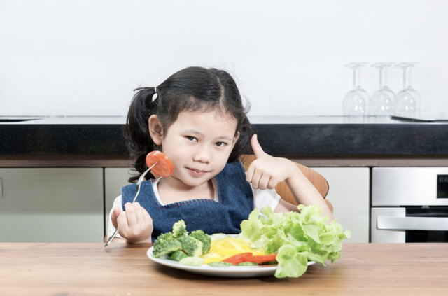 bé ăn trẻ ăn chế độ dinh dưỡng