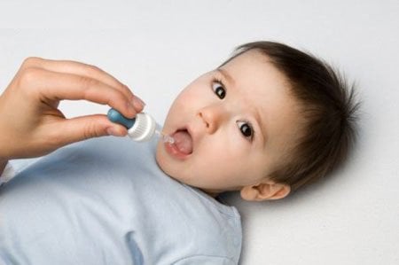 Trẻ uống vắc-xin Rota