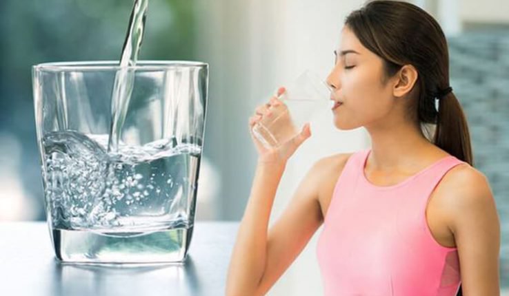 Uống nhiều nước sẽ làm giảm tình trạng nước tiểu có mùi hôi