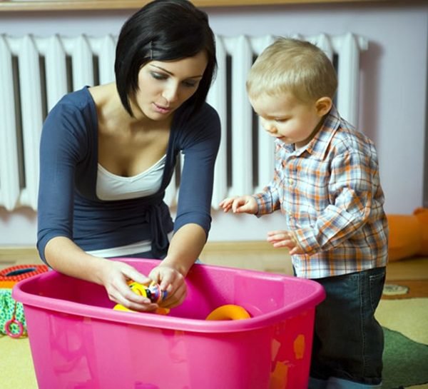 Rửa sạch đồ chơi giúp phòng tránh bệnh tay chân miệng cho bé