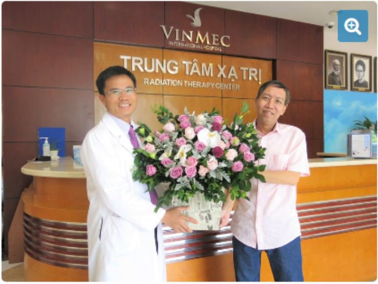 Hình ảnh bệnh nhân tặng hoa bác sĩ điều trị sau khi xạ trị VMAT rất hiệu quả tại Vinmec Times City.