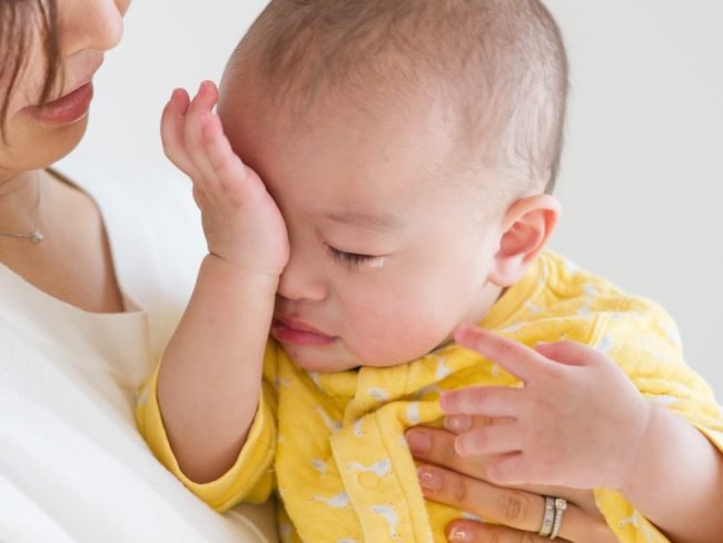 Trẻ 6 tháng tuổi ra gỉ mắt nhiều kèm chảy nước mắt có sao không?