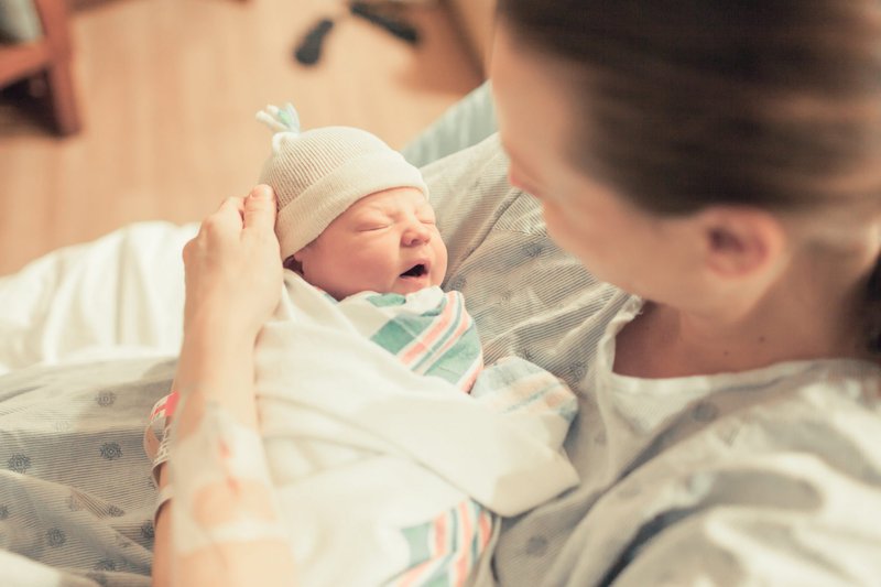 Những ngày đầu ở nhà với em bé sau khi sinh: 11 điều cần thuộc lòng