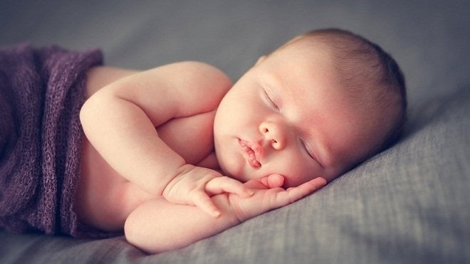 Trẻ sơ sinh rất hay buồn ngủ