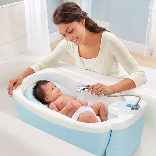 Khi tắm cho trẻ sơ sinh cần nhẹ nhàng