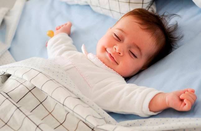 Luôn đặt bé nằm ngửa khi ngủ tránh hội chứng đột tử ở trẻ sơ sinh