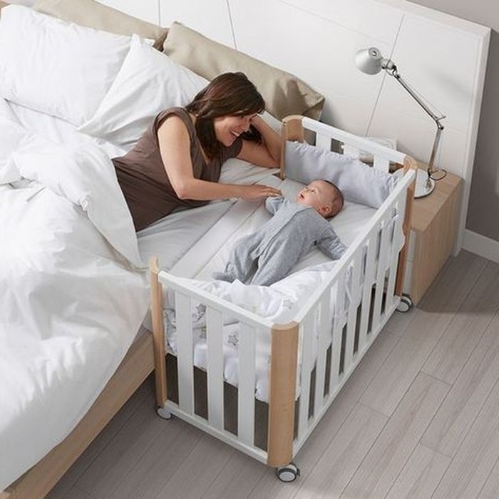 Trong năm đầu tiên nên để bé ngủ trong cũi cạnh giường bố mẹ