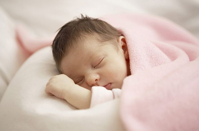 Trẻ sơ sinh ngủ trên giường có thể không an toàn