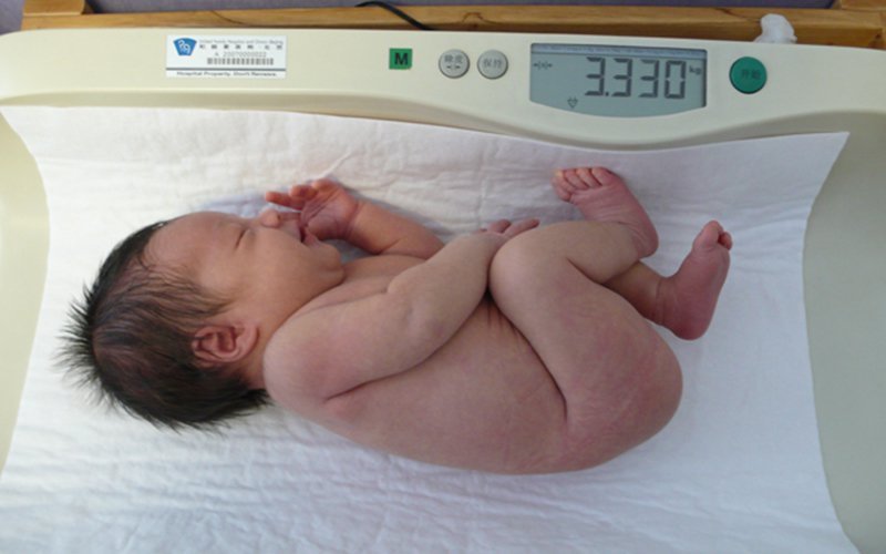 Cân nặng trung bình của trẻ sơ sinh dao động từ 2,9 kg – 3,8 kg
