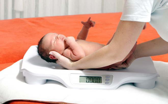 Trẻ 1 tuần tuổi có cân nặng từ 2,9 - 3,8kg