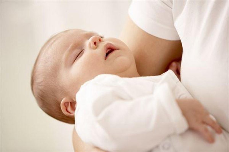 Cách vệ sinh mắt cho trẻ sơ sinh