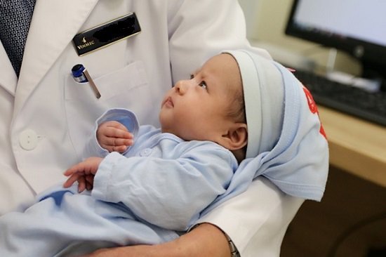Hình ảnh bé Bảo An phát triển khỏe mạnh sau khi được các bác sĩ tại Vinmec cứu sống khi sinh non ở tuần thứ 25