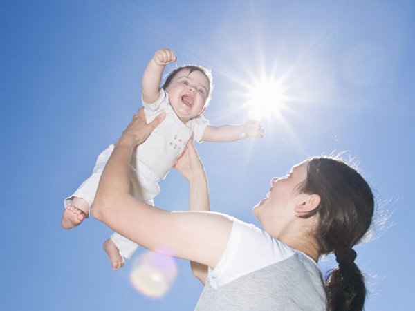 Nên tắm nắng cho trẻ sơ sinh lúc mấy giờ? (Phần 1)