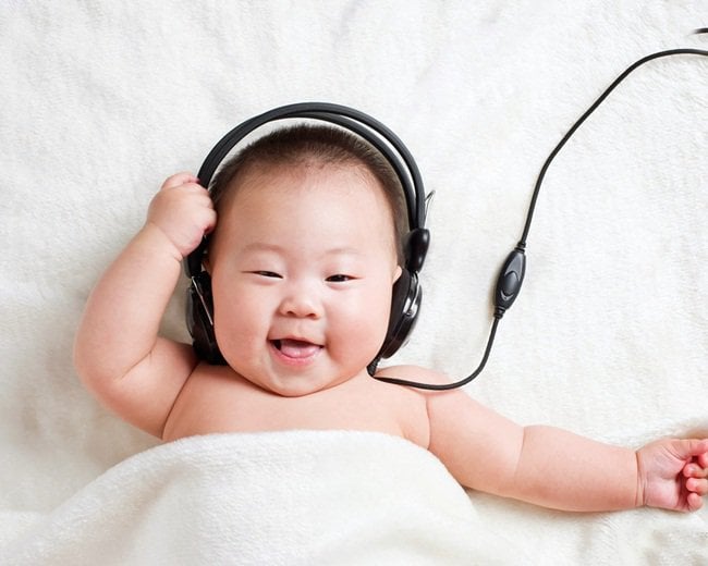 Bạn sẽ bất ngờ khi thấy bé cười tươi rói khi được nghe bản nhạc yêu thích
