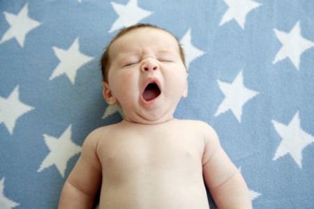 Khi thấy bé ngáp hãy cho bé đi ngủ sớm trước khi bé cáu gắt