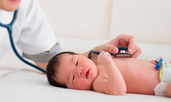Nếu trẻ có dấu hiệu bất thường nặng, cần đưa bé đến trung tâm y tế để kiểm tra ngay