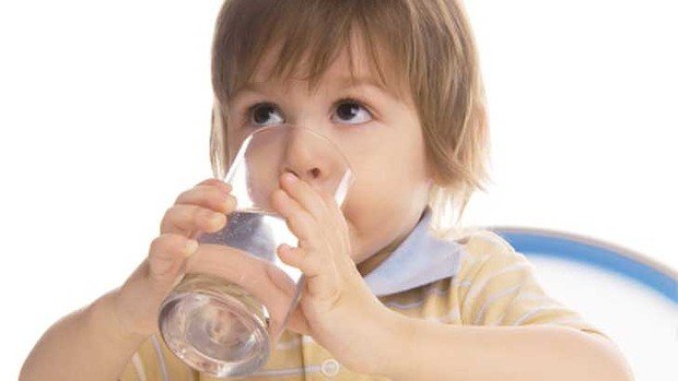 Trẻ  tự uống nước bằng cốc