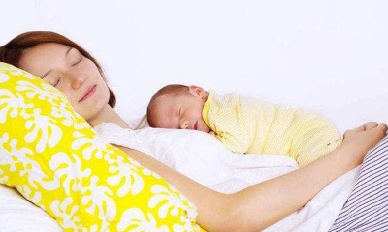 Bạn nên tranh thủ nghỉ ngơi khi bé ngủ để đảm bảo sức khỏe cho mình