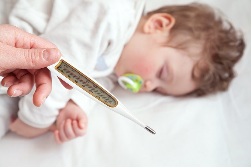 Trẻ bị sốt về chiều và đêm: Cảnh giác sốt virus