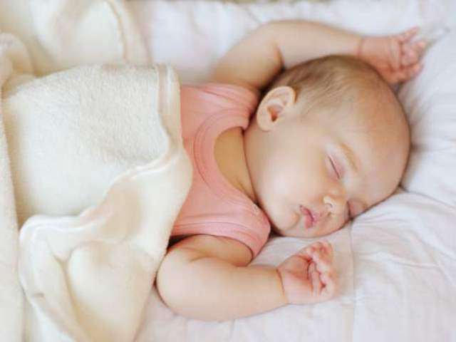 tuyệt đối không được để trẻ sơ sinh tự ngủ một mình trên giường của người lớn để tránh những rủi ro