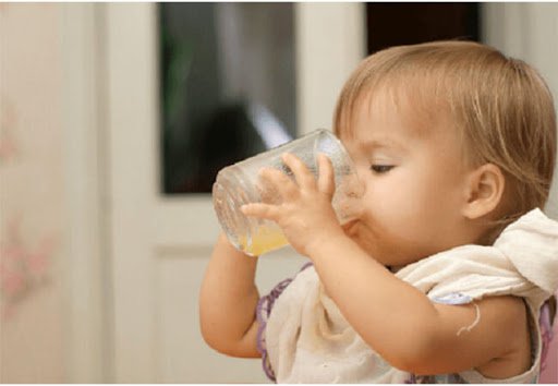 Cho trẻ uống nước trái cây