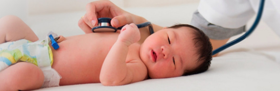 Kiểm tra nhịp thở của trẻ sơ sinh