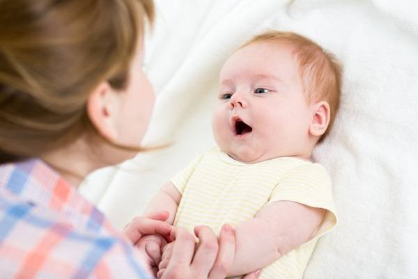 Trẻ không có âm bập bẹ 12 tháng tuổi cần chú ý