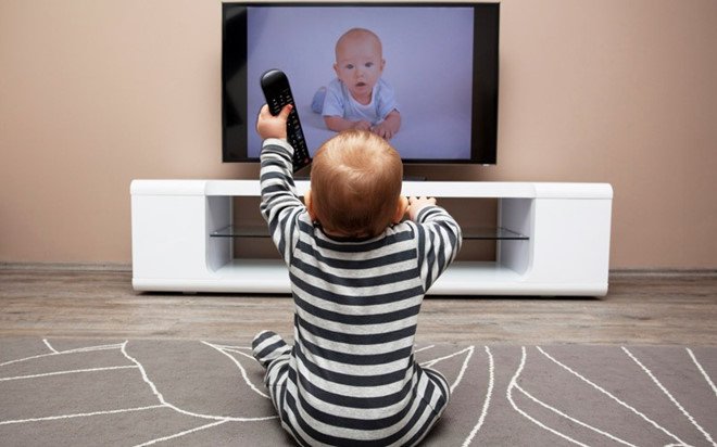 Hạn chế sự rối nhiễu của môi trường xung quanh bằng cách tắt tivi của trẻ
