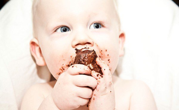 Trẻ ăn socola