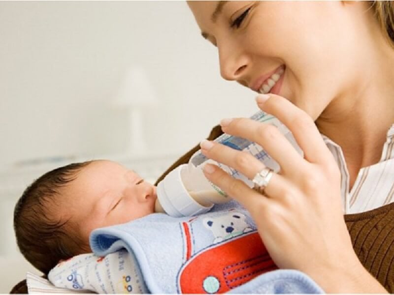 Trẻ sơ sinh chỉ có bản năng kiểm soát được các cử chỉ của mình nhưng hạn chế về tầm nhìn
