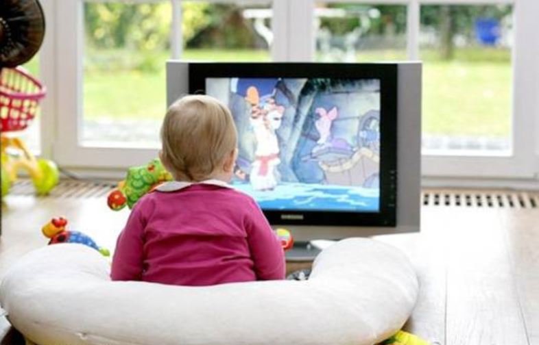 Trẻ xem tivi TV