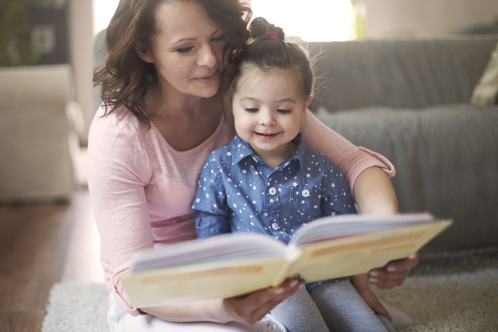 Cha mẹ hãy dành thời gian và sự kiên nhẫn để đọc sách cùng con