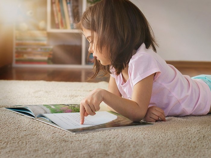 Khi trẻ giả vờ đọc, trẻ đang xây dựng những kỹ năng đầu tiên trên hành trình học đọc của mình