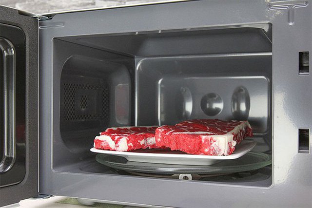 Rã đông thịt trong tủ lạnh bằng lò vi sóng