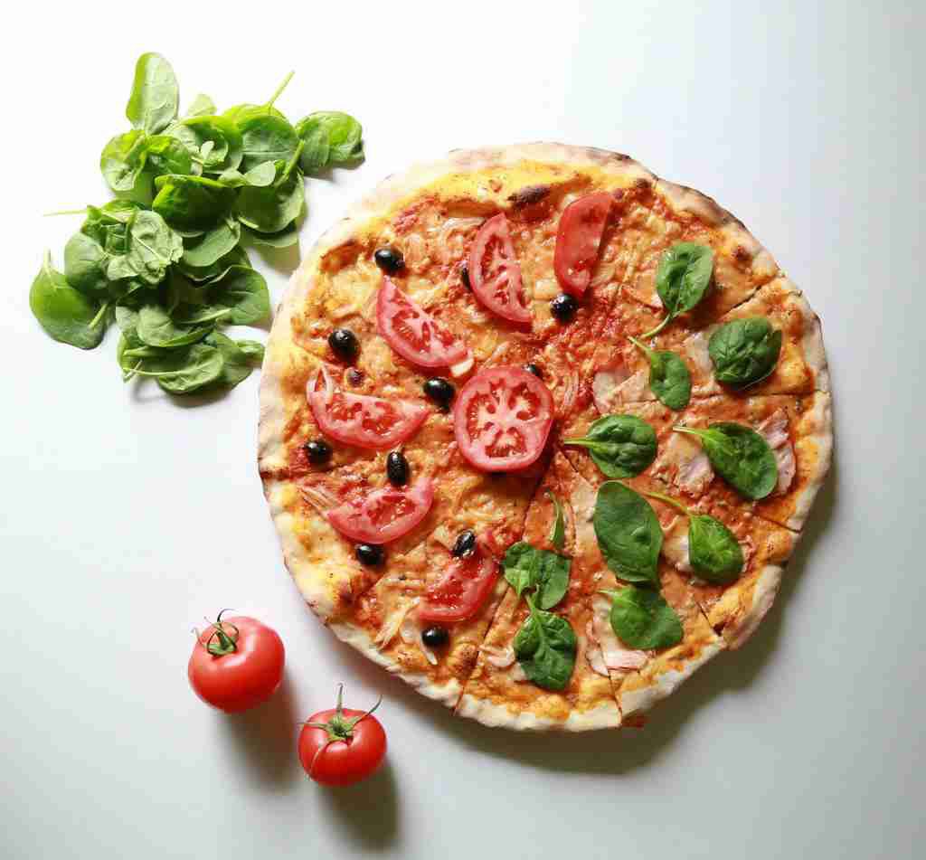 Khi xếp bánh Pizza bạn có thể đặt các lát cà chua lên trên miếng pho mát