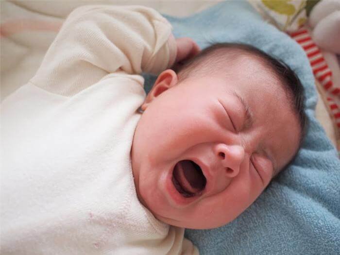 Trẻ sơ sinh 26 ngày hay ngủ giật mình, đi đại tiểu tiện rặn đỏ người có sao không?