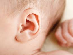 U mủ sau tai trái ở trẻ sơ sinh