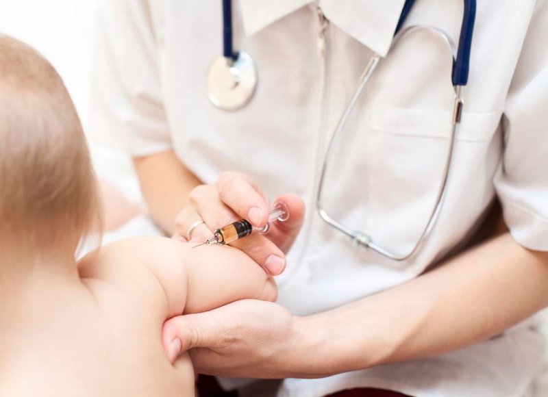 Trẻ đang tiêm vắc-xin 6in1 dịch vụ chuyển sang trạm y tế có được không?