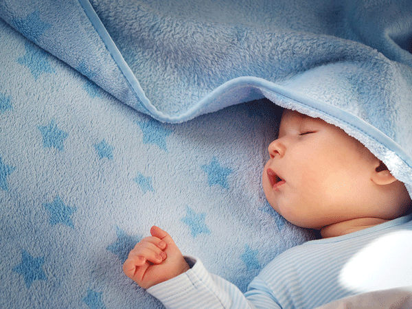 Trẻ 2 tháng tuổi ngày ngủ không ngon, vành mắt thâm, ăn uống bình thường có sao không?