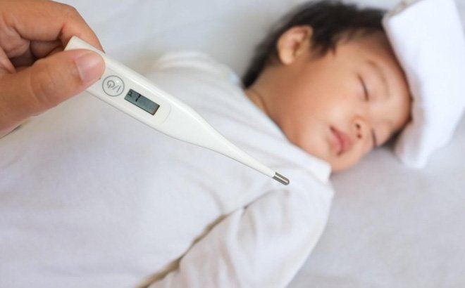 Trẻ viêm hô hấp trên đã uống thuốc nhưng vẫn sốt có sao không ?
