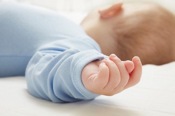 Trẻ sơ sinh hay lắc đầu kèm gãi đầu gãi tai khi ngủ,đầu lưỡi bị tím có nguy hiểm không?