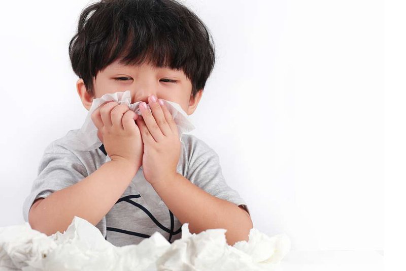 Nhiễm trùng đường hô hấp trên có gây đau đầu nhiều ở trẻ 4 tuổi không?