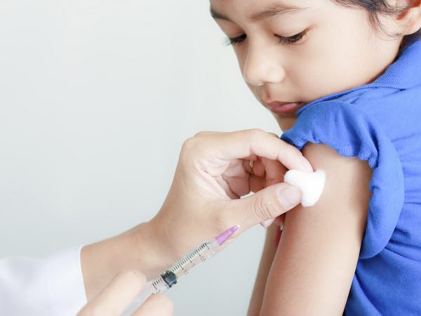Trẻ 2,5 tuổi đã tiêm phế cầu có cần tiêm vắc-xin viêm não mô cầu và viêm não Nhật bản không?