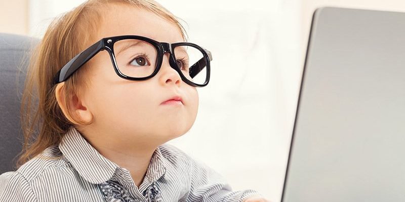 Những điều cần biết khi cho trẻ đeo kính áp tròng