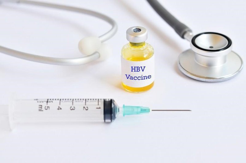 Trẻ 4 tuổi xét nghiệm dương tính anti HBS cần tiêm 5 mũi viêm gan B không?
