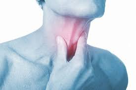 Khô rát cổ họng kèm đau về đêm là dấu hiệu bệnh gì?