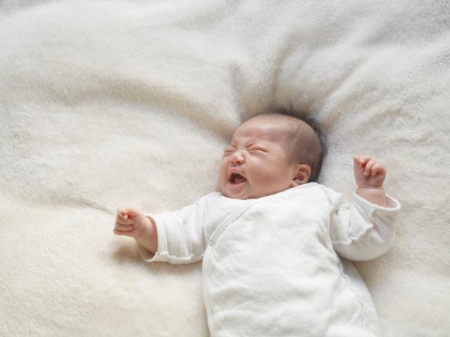 Trẻ 1 tháng tuổi hay giật mình khi ngủ có phải bị vấn đề về thính giác không?