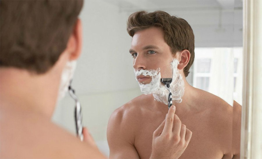 Khi cạo râu nên chú ý đến chọn lưỡi dao và dùng thêm gel hoặc kem khi cạo