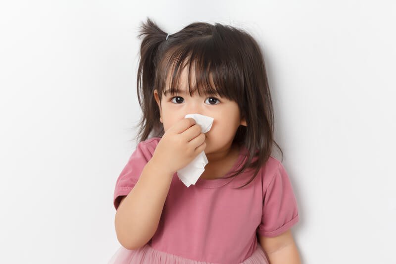 Trẻ bị tiểu cầu thấp kèm chảy máu mũi và chảy máu vết lở trên môi